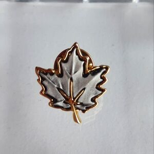 Pin Canada Maple Leaf Pewter and 18K Yellow Gold